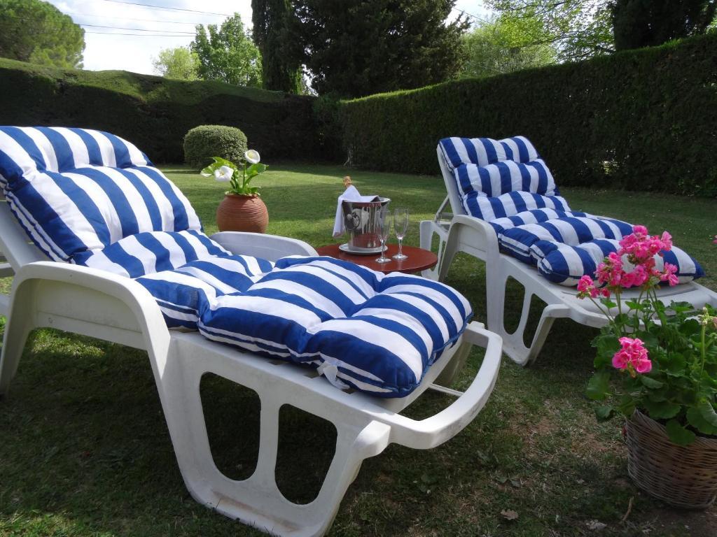 Au Bien Etre Piscine Chauffee Hotel Villecroze Exterior photo